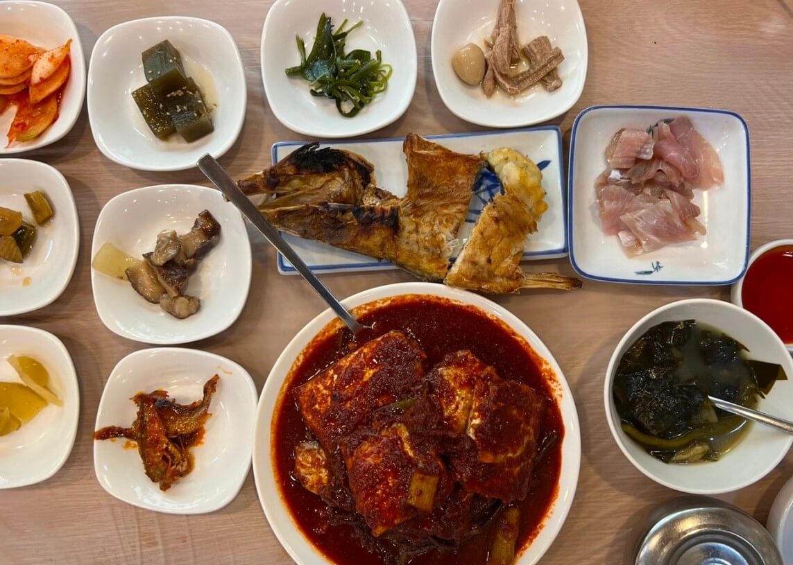 거하게 차려진 동네한바퀴 목포 먹갈치조림한상