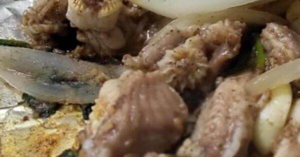 6시내고향 60초를 잡아라 울산중앙전통시장 카레치킨 맛의 비밀! 이모닭집 완전분석 3 맛있게 굽고 있는 6시내고향 60초를 잡아라 울산중앙전통시장 곰장어소금구이