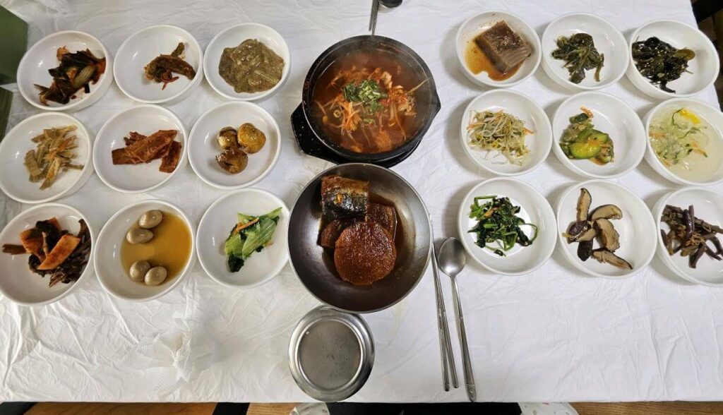 생생정보 옥실할매의 고등어조림백반 방송 후 대란! 25년 전통 8천원에 18가지 반찬의 놀라운 비밀 2 생생정보 옥실할매의 고등어조림백반