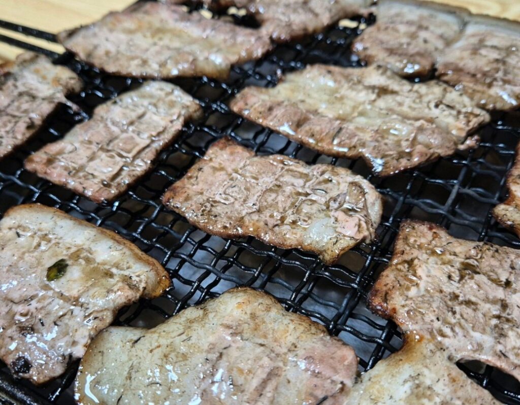 굿모닝대한민국 짚불삼겹살 노포, 1000도 초고온으로 구운 75년 전통의 진짜 맛 2 굿모닝대한민국 짚불삼겹살 노포
