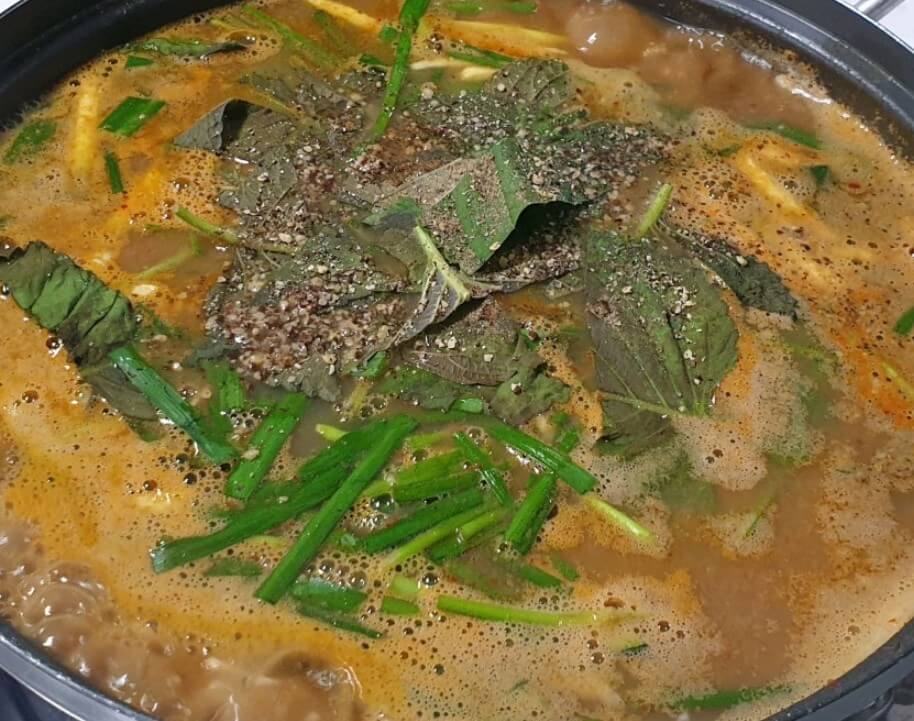 당골집 추어어죽이 끓고 있는 모습