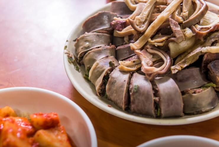 동네한바퀴 연산 피순대와 내장고기를 그릇에 담은 모습