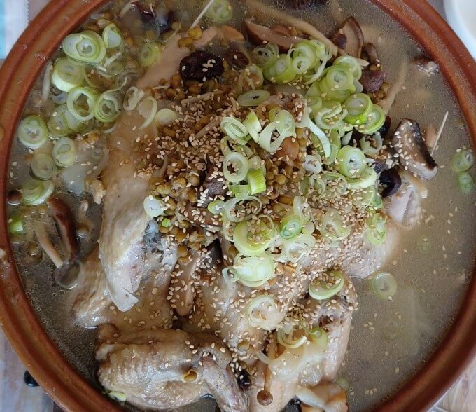 생생정보 두집살림 지리산산나물밥상 함양 옻닭 엄나무백숙과 산채비빔밥 맛집 추천 2 푸짐하게 차려진 생생정보 두집살림 함양 옻닭 엄나무백숙