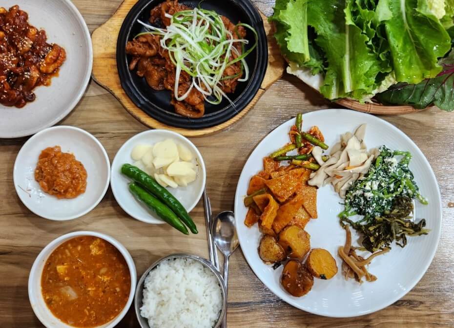 생생정보 스타밥집 가수 이용 10년 단골 제육쌈밥 메뉴 가격 정보 2 생생정보 스타밥집 가수 이용 10년 단골 제육쌈밥 한상차림