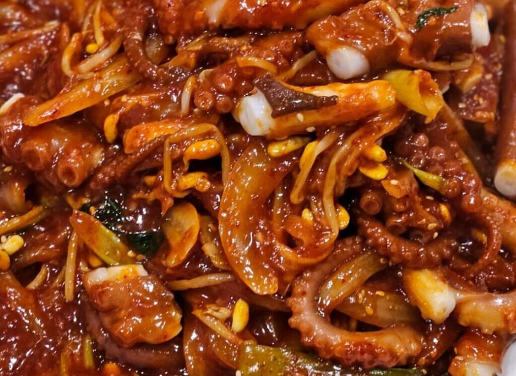 오늘N 산낙지볶음 완전정복 수원 우리낙지한마당 2025 맛집가이드 2 오늘N 산낙지볶음 매콤하게 볶아낸 낙지볶음 한접시