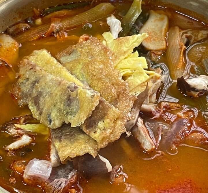 먹기 좋게 담겨져 나온 오늘N 육전 올려주는 육개장칼국수