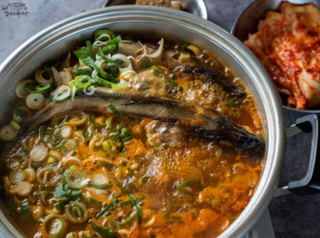 오늘N 할매식당 북어탕 1인 1북어 통째! 이게 진짜 해장이다 2 오늘N 할매식당 북어탕 보글보글 끓고 있는 모습