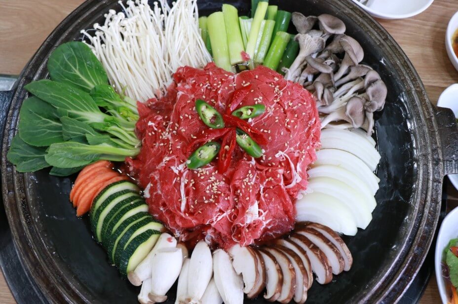 불고기가 가득 올라간 6시내고향 여주한글시장 버섯불고기