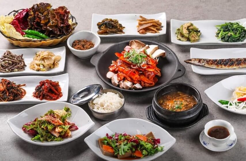 푸짐하게 차려진 6시내고향 제천 고향투어 농가맛집 건강밥상 한정식