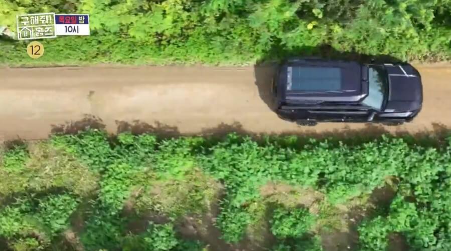 야외 흙길을 달리고 있는 구해줘홈즈 김숙 캠핑카 숙카