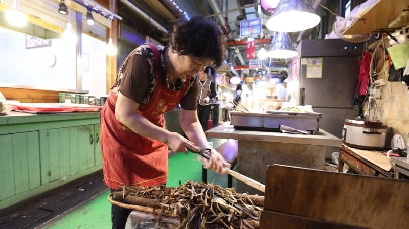 동네한바퀴 산더미우엉김밥 재료 우엉을 손질하는 아주머니