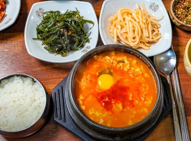 보글보글 끓고 있는 매일아침 경주 순두부찌개