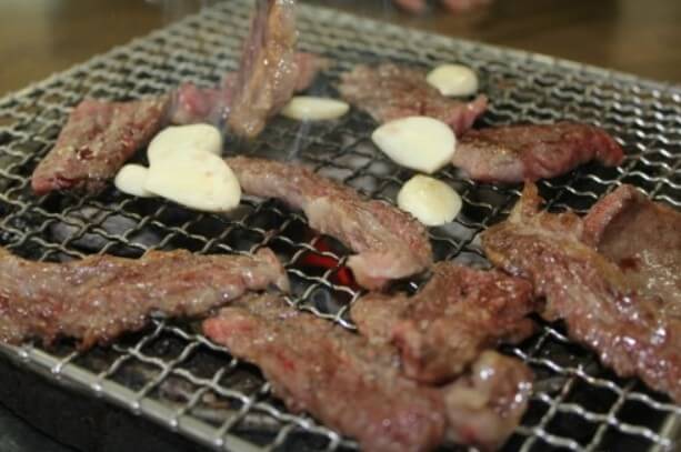 석쇠에 굽고 있는 매일아침 경주 한우숯불구이