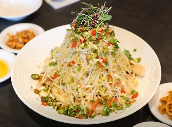 산처럼 쌓여 있는 매일아침 숙주산더미탕수육