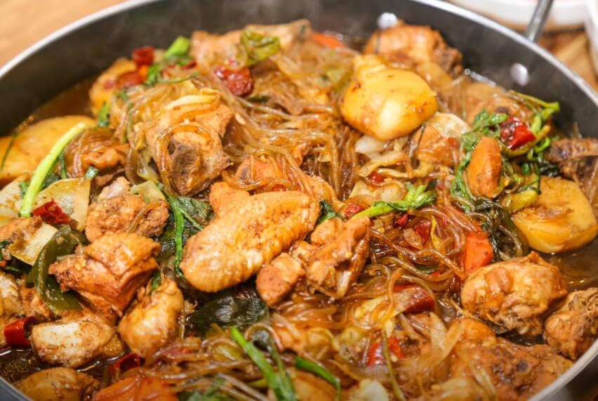큰 냄비에 담겨져 나온 매일아침 안동찜닭