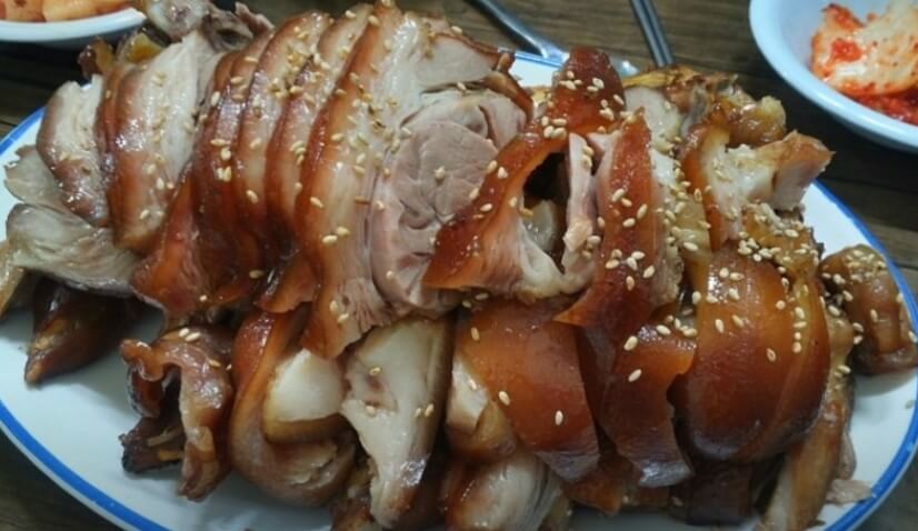 금방 잘라 나온 배달왔수다 족발