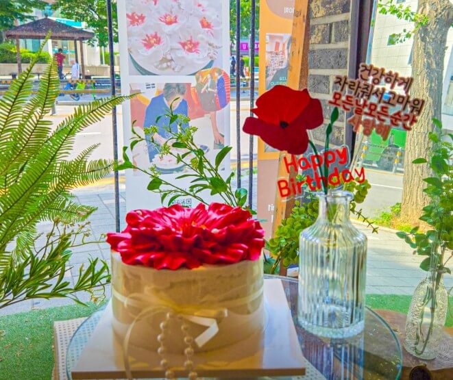 정열의 빨간장미로 만든 생생정보 대형꽃케이크