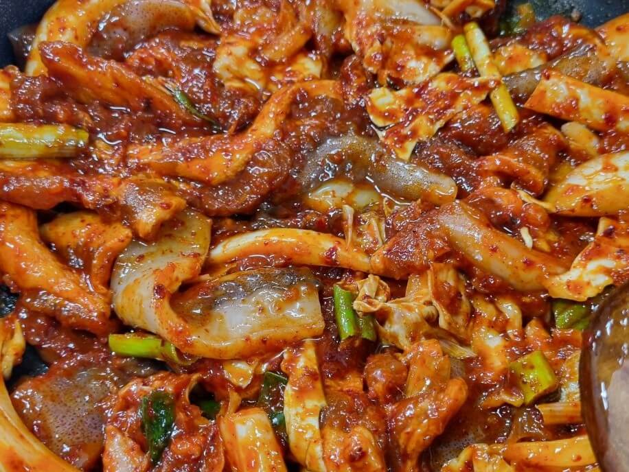 방금 불판에 올린 생생정보 평창 더덕오삼불고기