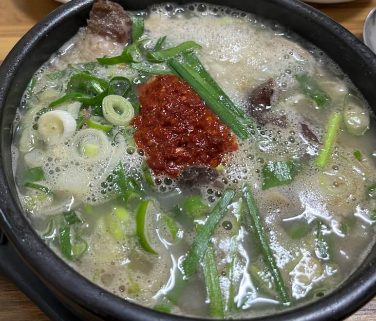 어디로 튈지 몰라 김천 돼지국밥 한 그릇