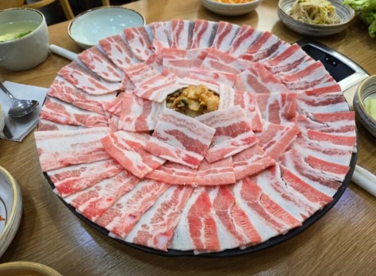 바로 구울수 있게 나온 어디로 튈지 몰라 김치삼겹살