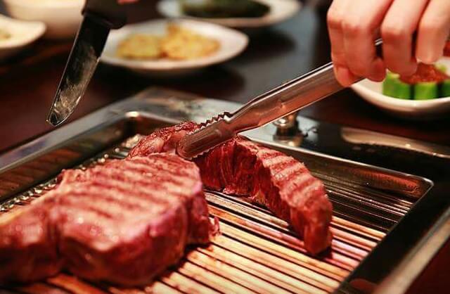 어디로튈지몰라 부여 한우를 맛있게 굽는 모습