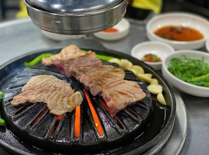 불판위에서 잘 구워진 오늘N 48년 돼지생갈비
