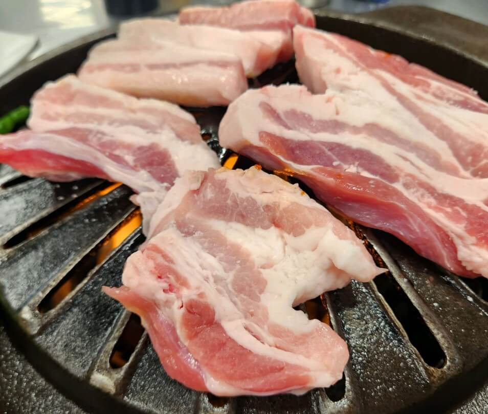 불판위에 올린 오늘N 48년 돼지생갈비