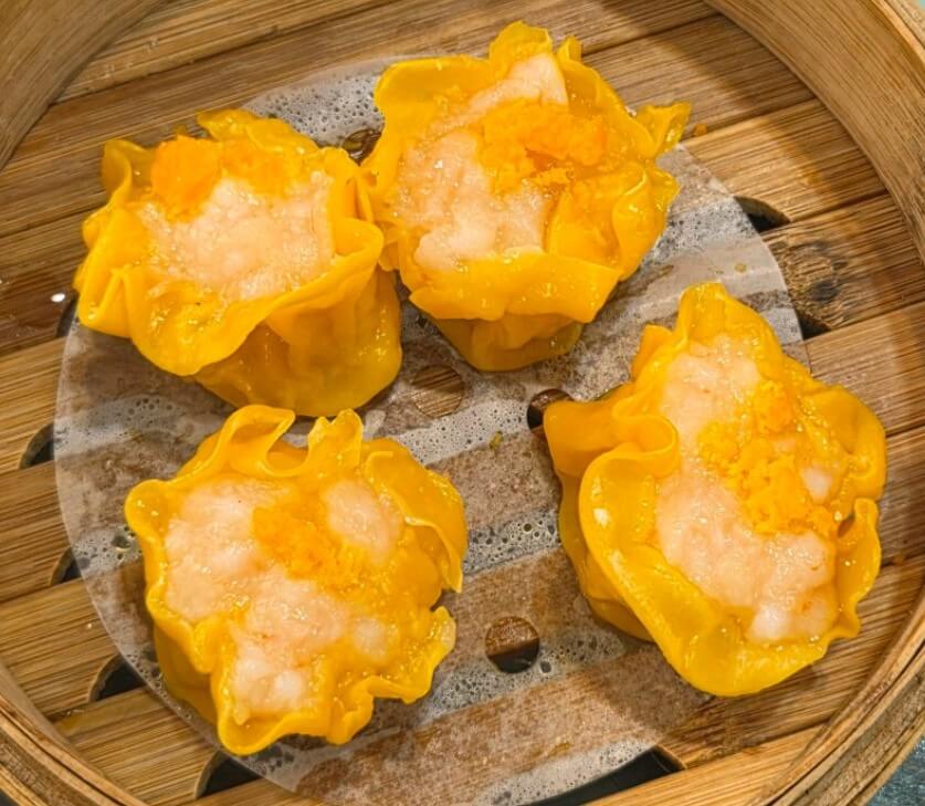 오늘N 격파중식로드 구운삼겹딤섬 노란색 만두가 담긴 찜통