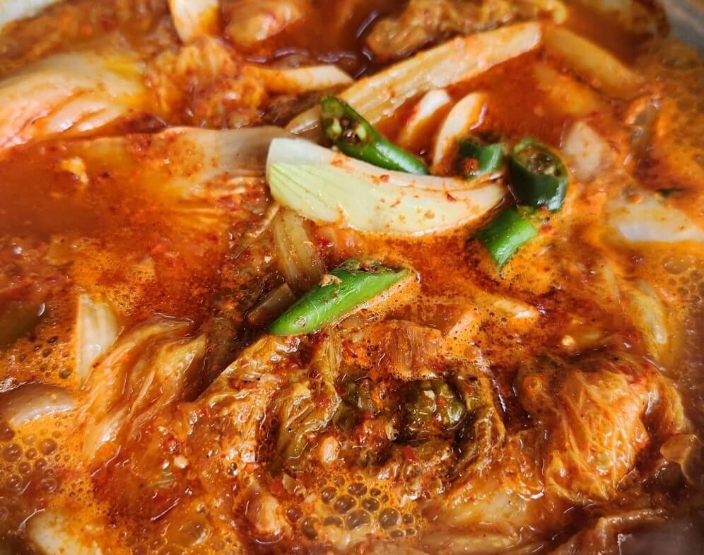 팔팔 끓고 있는 오늘N 묵은지찜