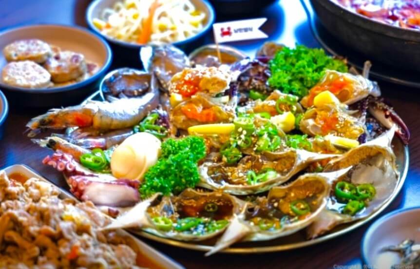 식탁에 차려진 오늘N 여수 할매식당 간장게장
