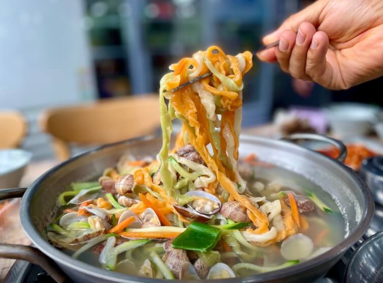 삼색면이 들어간 오늘N 해물칼국수