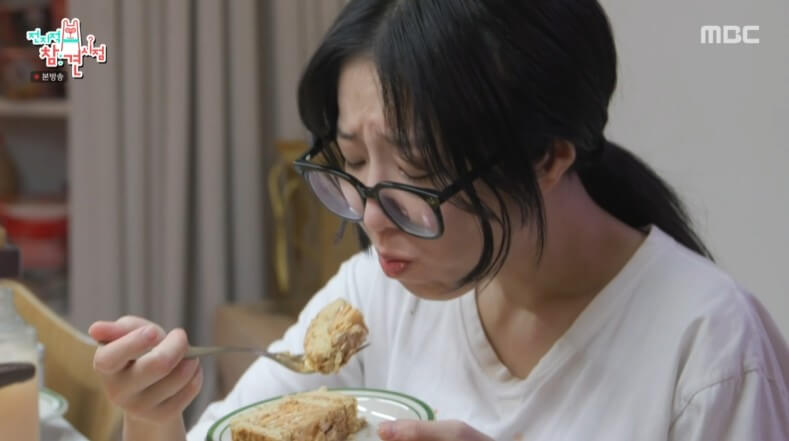 전지적참견시점 쯔양 모카롤을 맛있게 먹고 있는 쯔양