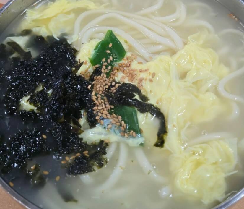 방금 끓여 나온 전현무계획3 익산 칼국수