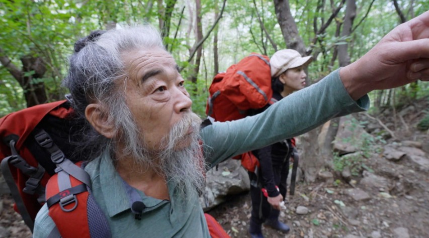 한국기행 곳간채우는날 전북 남원 석이버섯을 캐러 지리산 등산하는 모습