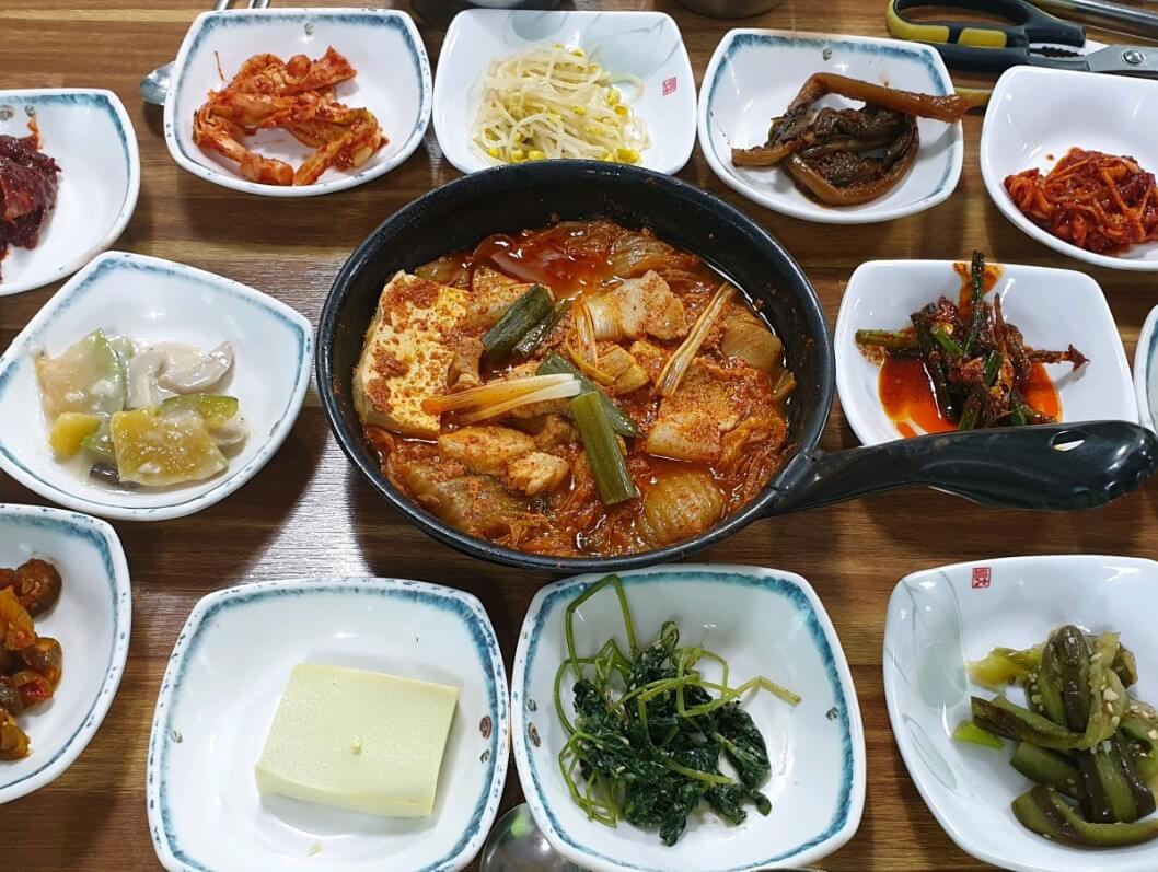 한국인의 밥상 돼지고기김치찌개백반 기사식당 한상차림