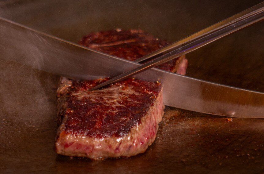 한국인의밥상 한우오마카세 꽃등심을 굽는 모습