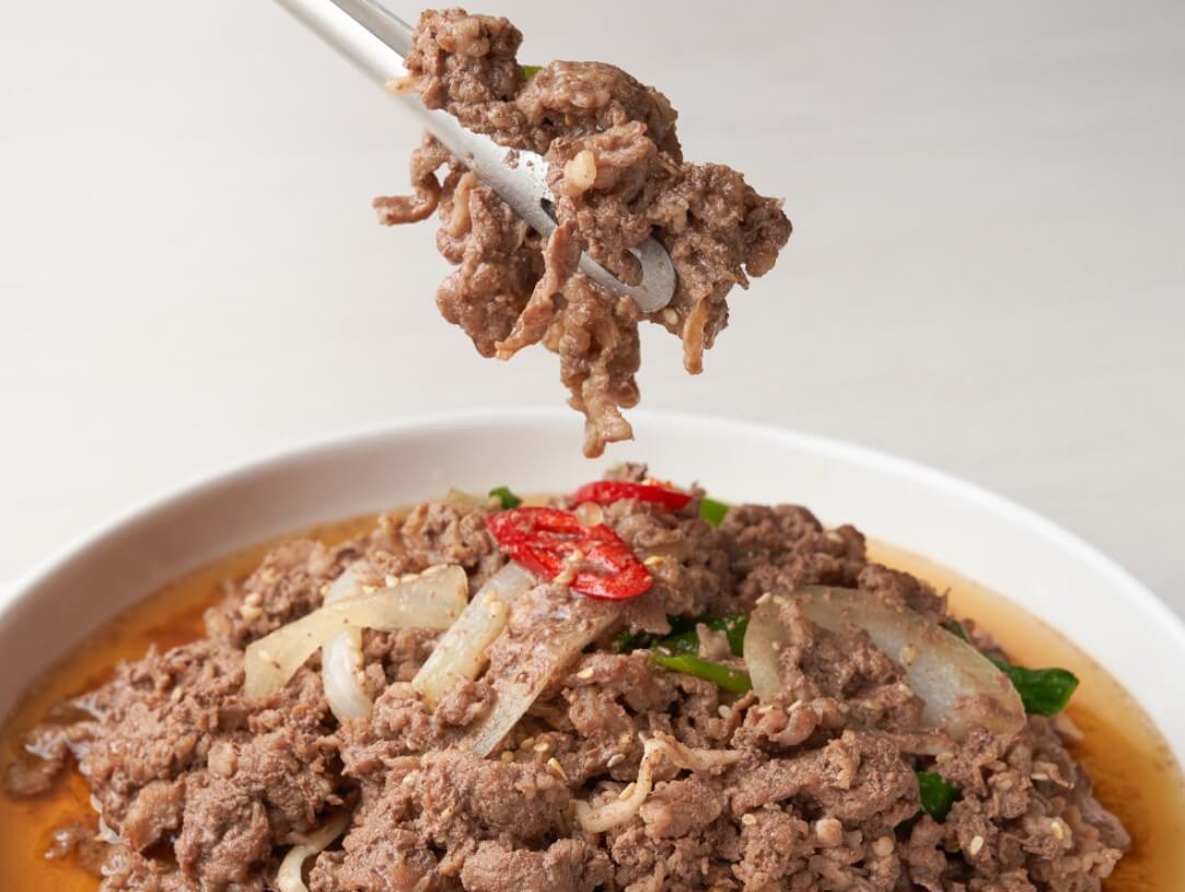 6시내고향 안동 불고기 K맛있을지도 안동소불고리를 젓가락으로 집어 올리는 모습