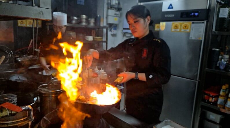 극한직업 정지선셰프 중식당 요리하는 모습