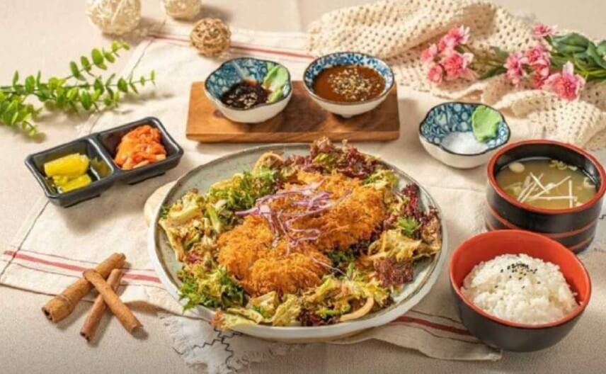 동네한바퀴 밀양 부자의 돈가스 한상 차림