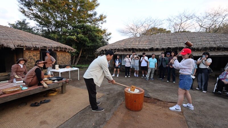동네한바퀴 제주민속촌에서 떡메치기를 하는 이만기씨