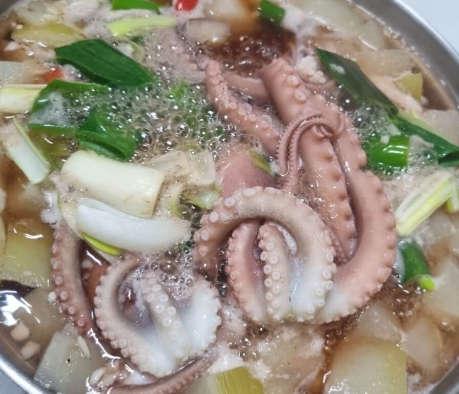 동네한바퀴 화성사강시장부부 생낙지연포탕이 보글보글 끓고 있는 모습