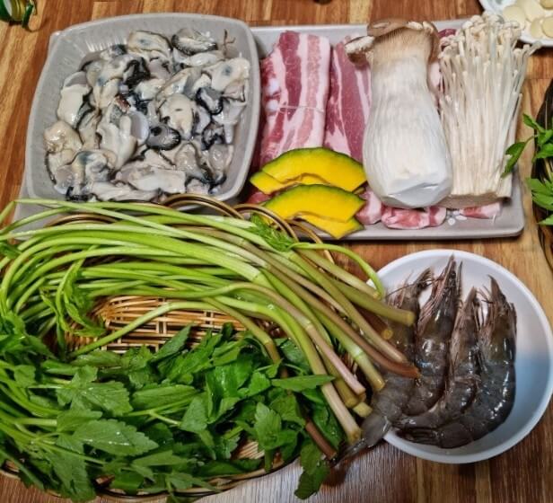 매일아침 굴삼합 돼지특수부위 맛집의 굴삼합 구성