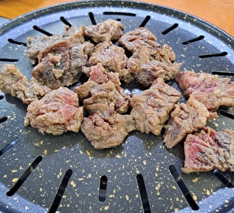 백반기행 수원 한우양념갈비를 불판에 굽는 모습