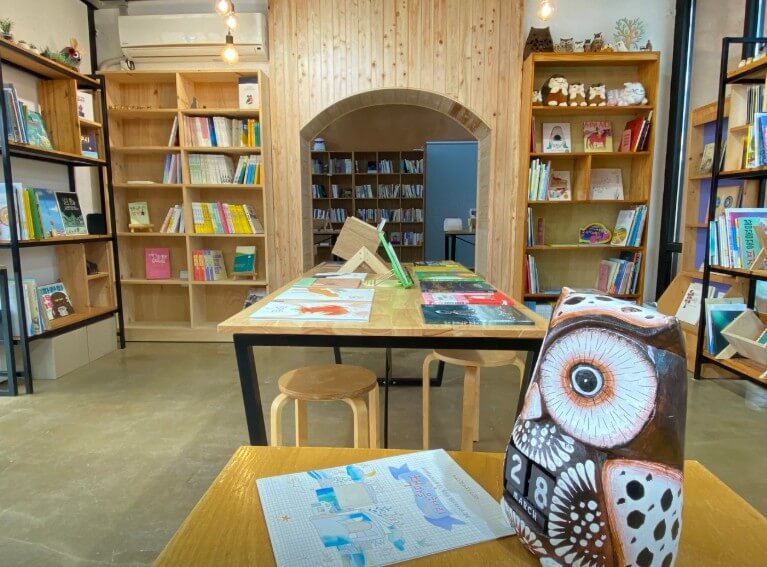 생방송오늘아침 폐교북카페 내부 모습