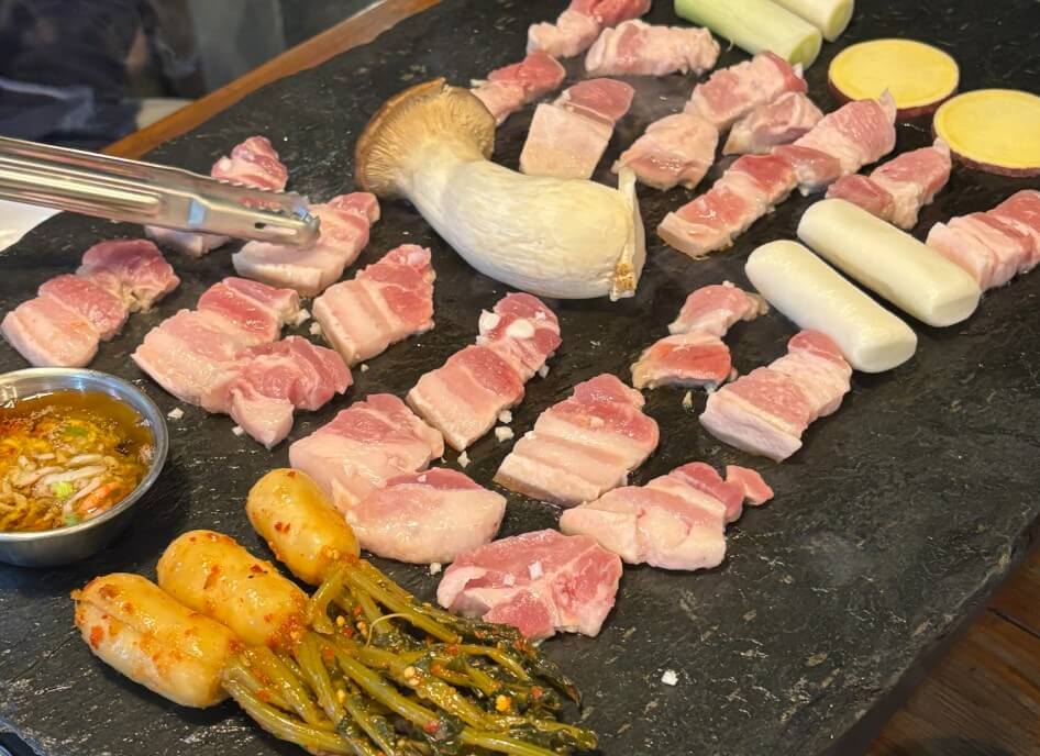 뜨거운 돌판위에 올라간 생생정보 돌판삼겹살