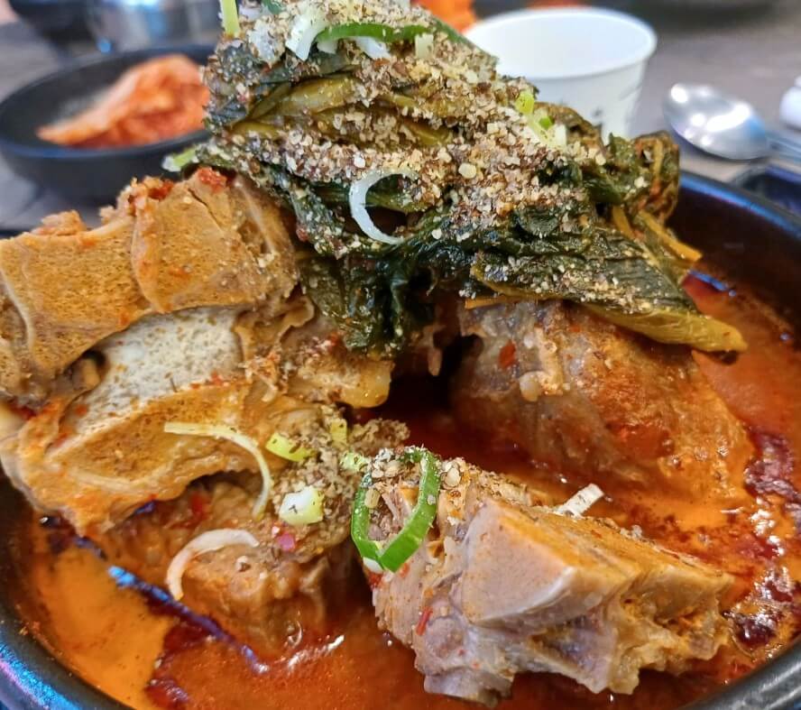 보글보글 끓여서 나온 생생정보 뼈해장국 7000원