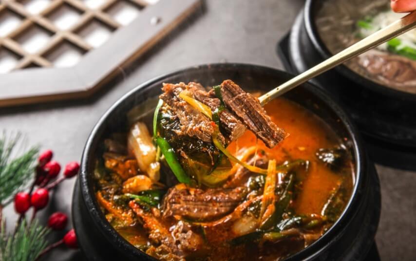 생생정보 소고기보양전골 한 숟가락 뜨는 모습