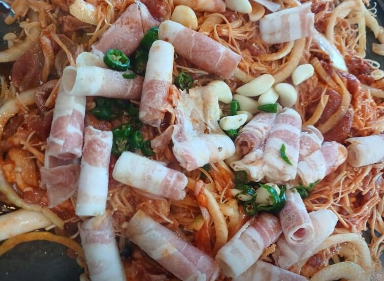 생생정보 오삼주물럭 장사의신 오리탕 서비스 오삼주물럭 볶는 모습