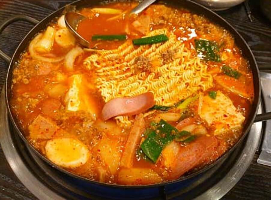 어디로튈지몰라 부대찌개 보글보글 끓고 있는 모습
