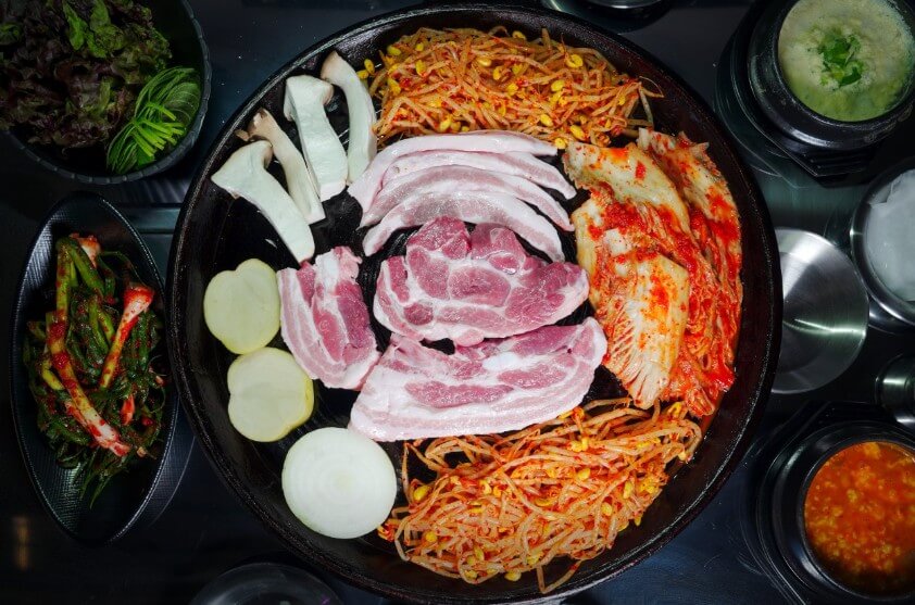 어디로튈지몰라 솥뚜껑삼겹살 굽는 모습